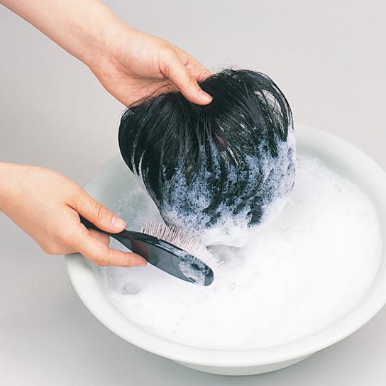 市販のシャンプーで洗えます(ブラシでとかし洗い)
