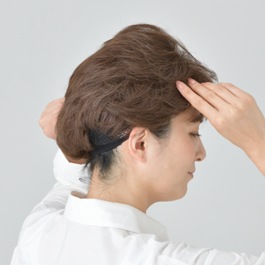 前から後ろへずらすように装着してください。