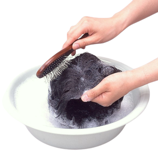 ブラシでとかしながら洗ってください